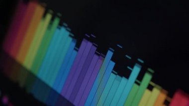 Müzik Ekolayzırı. Siyah arkaplan döngüsü animasyonunda ses dalgası eşitleyicisi. Müzik ya da ses dalgası görüntüleri. renk ses eşitleyici soyut. Gradyan spektrum bar müzik grafiği. Parıldayan ve Nabız. 