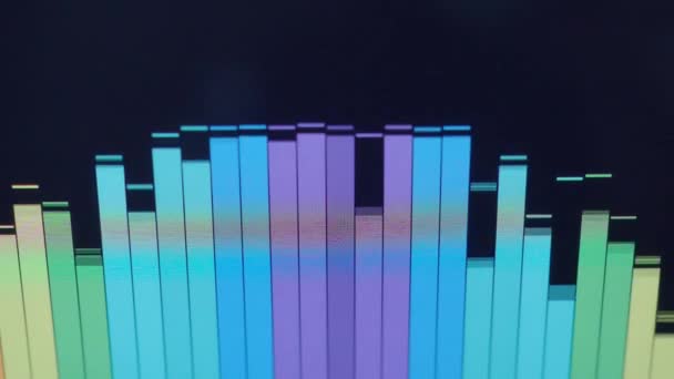 音楽イコライザーバー 黒の背景ループアニメーション上のオーディオ波形イコライザー 音楽や音波映像 色音イコライザー抽象的 勾配スペクトルバー音楽グラフ 光ると脈動 — ストック動画