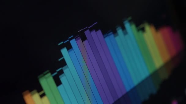 音楽イコライザーバー 黒の背景ループアニメーション上のオーディオ波形イコライザー 音楽や音波映像 色音イコライザー抽象的 勾配スペクトルバー音楽グラフ 光ると脈動 — ストック動画