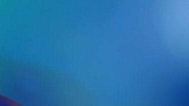 Film alçıpan görüntüsü. Adam film çekmeden ya da kaydetmeden önce el ele tutuşup stüdyoda alkışlıyor. Video kaydı için film alkış tahtası ya da film tahtası. Film yapımcılığı. film endüstrisi.