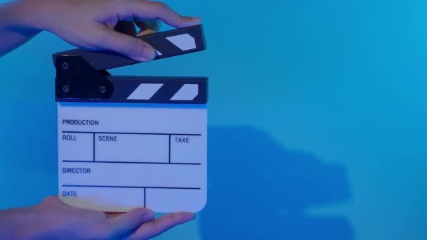 Movie Clapperboard Footage Man Hand Holding Film Slate Clapping Studio — Stock Video