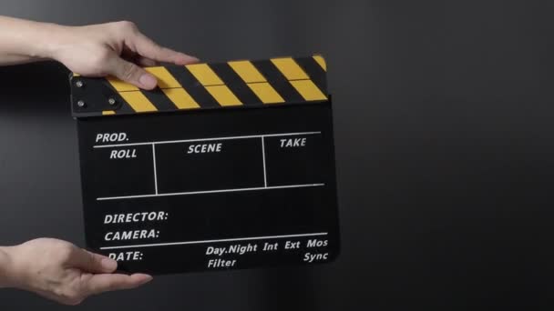 映画のクラッパーボードの映像 男の手はフィルムスレートを保持し 撮影や記録する前にスタジオでそれを拍手 ビデオ録画用のムービークラッパーボードまたはフィルムスレート 映画製作です 映画産業 — ストック動画