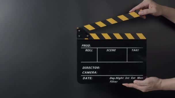 Зйомки Фільму Клавіатурі Чоловік Тримає Шифер Плівки Чіпляється Нього Студії — стокове відео