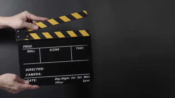 Imágenes Películas Clapperboard Hombre Mano Sosteniendo Pizarra Película Aplaudiendo Estudio — Vídeo de stock