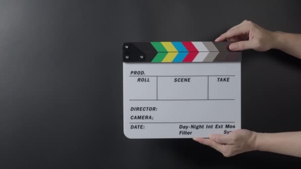 映画のクラッパーボードの映像 男の手はフィルムスレートを保持し 撮影や記録する前にスタジオでそれを拍手 ビデオ録画用のムービークラッパーボードまたはフィルムスレート 映画製作です 映画産業 — ストック動画