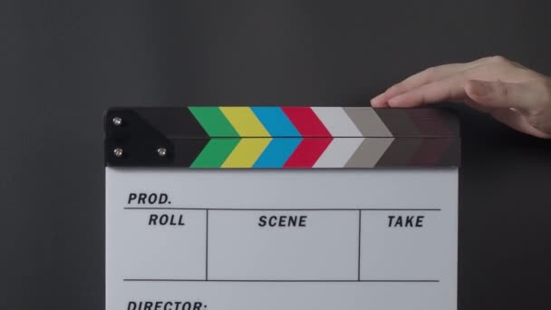 Záběry Filmového Clapperboardu Muž Ruka Drží Film Břidlice Tleskání Studiu — Stock video