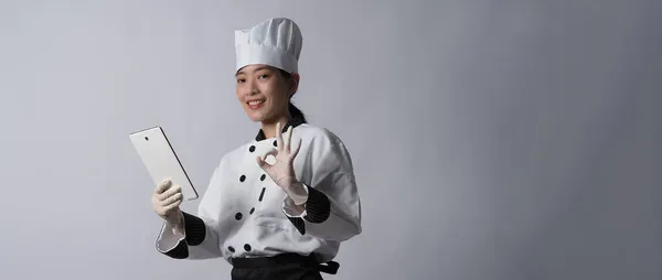 Mulher Asiática Chef Segurando Smartphone Tablet Digital Recebeu Ordem Loja — Fotografia de Stock