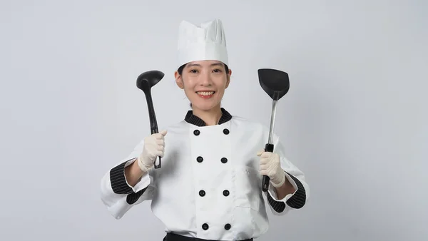 Asiatisk Kvinnlig Kock Som Innehar Smartphone Eller Digital Surfplatta Och — Stockfoto