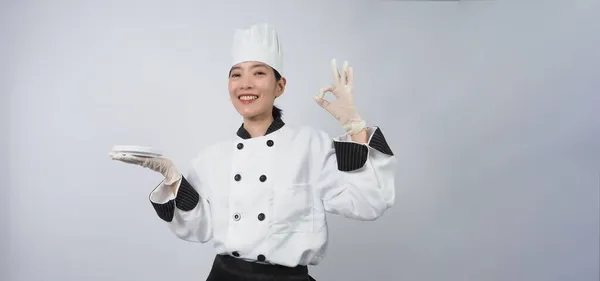 Mujer Asiática Chef Sosteniendo Teléfono Inteligente Tableta Digital Recibió Pedido — Foto de Stock