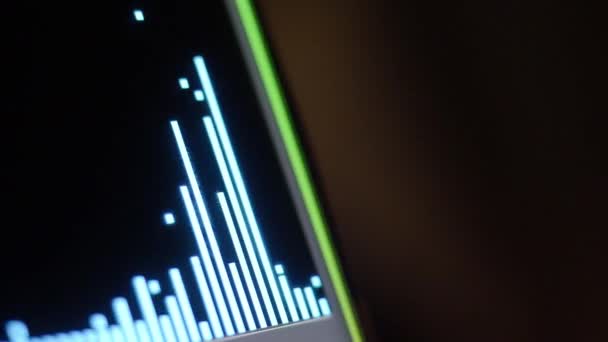声音均衡器 数字音乐或声波录像 在黑环动画中音频波形均衡器的比例 彩色音乐均衡器摘要 梯度频谱条形图 浪花舞动 — 图库视频影像