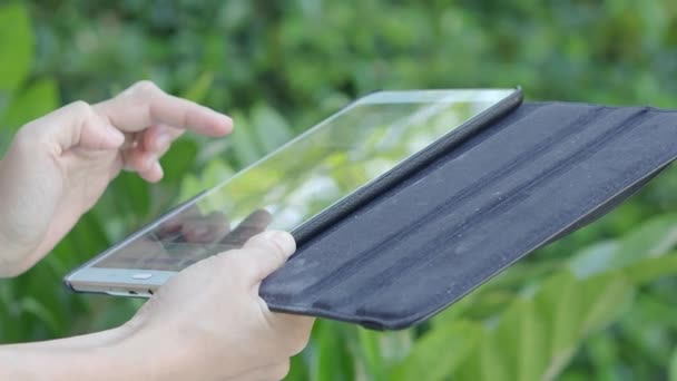 Smartphone Και Κήπο Χρήση Tablet Smartphone Στην Πίσω Αυλή Χαλαρή — Αρχείο Βίντεο