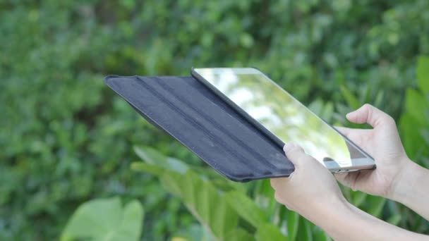 Smartphone Jardín Usando Tableta Del Teléfono Inteligente Patio Trasero Relajado — Vídeos de Stock