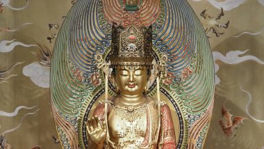 Buda heykeli. Budist heykeli. Singapur tapınağındaki Çin Buda 'sı resimleri. Cintamanicakra Acala Manjushri Maitreya ve Samantabhadra heykeli olan Çin tapınağı..