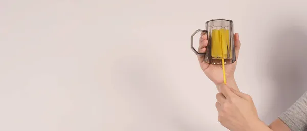 Sauberes Und Spülbares Geschirrkonzept Mann Wäscht Trinkglas Von Hand Auf — Stockfoto
