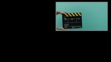 Film alkışlama tahtası. Hollywood Yönetmeni Film Slate. Film ekibi video kaydında el çırpıyor. Kesme eylemi, görsel efektler ve sahne donanımı için kullanılıyor. Film yapımının el çırpma tahtası.