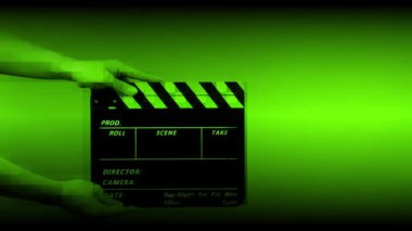Film alkışlama tahtası. Hollywood Yönetmeni Film Slate. Film ekibi video kaydında el çırpıyor. Kesme eylemi, görsel efektler ve sahne donanımı için kullanılıyor. Film yapımının el çırpma tahtası.