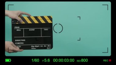Film alkışlama tahtası. Hollywood Yönetmeni Film Slate. Film ekibi video kaydında el çırpıyor. Kesme eylemi, görsel efektler ve sahne donanımı için kullanılıyor. Film yapımının el çırpma tahtası.