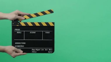 Film alkışlama tahtası. Hollywood Yönetmeni Film Slate. Film ekibi video kaydında el çırpıyor. Kesme eylemi, görsel efektler ve sahne donanımı için kullanılıyor. Film yapımının el çırpma tahtası.