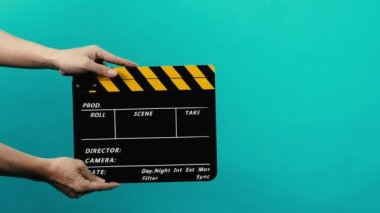 Film alkışlama tahtası. Hollywood Yönetmeni Film Slate. Film ekibi video kaydında el çırpıyor. Kesme eylemi, görsel efektler ve sahne donanımı için kullanılıyor. Film yapımının el çırpma tahtası.