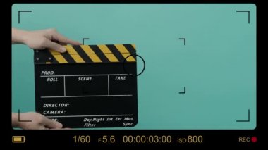 Film alkışlama tahtası. Hollywood Yönetmeni Film Slate. Film ekibi video kaydında el çırpıyor. Kesme eylemi, görsel efektler ve sahne donanımı için kullanılıyor. Film yapımının el çırpma tahtası.