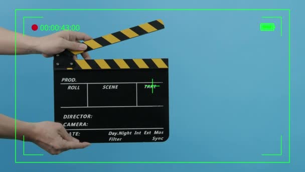 Movie Clapper Board Hollywood Director Film Slate Съёмочная Группа Держит — стоковое видео