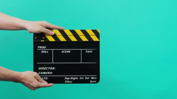 映画クラッパーボード ハリウッド映画監督 フィルムクルーはビデオ録画でフィルムスレートを保持し 拍手します カットアクションや視覚効果やシーンプロップに使用します 映画製作のクラッパー — ストック動画