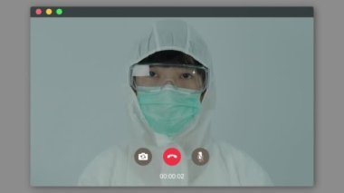 Video çevrimiçi doktor. Sağlık konuşması. PPE 'deki doktor monitörde. Video konferansı ya da Covid 19 'daki online sohbet. Uzaktan sağlık hizmeti. Teletıp veya teletıp webcam sağlık çağrısı kavramı.