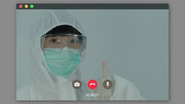 视频呼叫在线医生 健康讲座 Ppe的医生在监视器前竖起大拇指 Covid 19的视频会议或在线聊天 远程保健 远程保健或远程医疗摄像头健康呼叫概念 — 图库视频影像