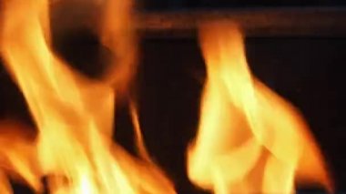 Yangının bulanık video görüntüleri. Soyut yanan alev ve siyah arka plan. Yanmanın gücü, baharatlı, baştan çıkarıcı, şehvetli ya da yanan petrol gazını temsil eder. Alevler sallanıyor.