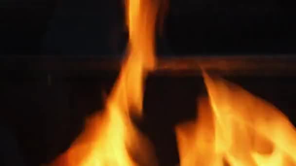 水泡视频镜头的火 摘要燃烧的火焰和黑色背景 指的是燃烧的能量 指的是热 有诱惑力的或燃烧的燃料 石油气 燃烧的火焰挥动着 — 图库视频影像
