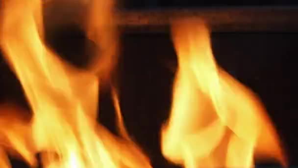 火災のビデオ映像をぼやけます 抽象燃焼炎と黒の背景 燃焼の力とは スパイシーな魅惑的な官能的または燃焼燃料油ガスを意味する 燃える炎の手 — ストック動画