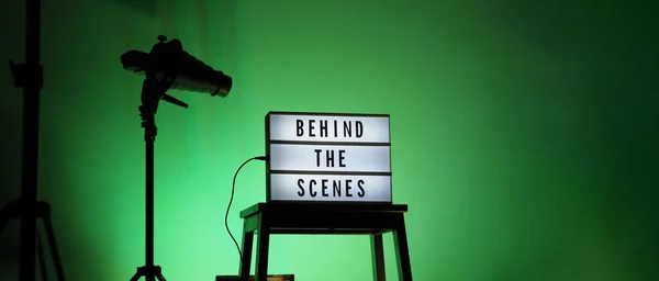 LightboxまたはCinema Lightボックスのシーンテキストの後ろにあります スタジオの階段と光の上の映画ボードライトボックスグラデーションの色の雪の三脚背景 舞台裏で活躍するチームが — ストック写真