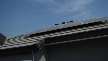 Fotovoltaik. Solarcell paneli. Bir yerleşim yerinin çatısında güneş enerjisi santrali. Çatıda voltaik paneller var. Fotovoltaik çatı. Güneş enerjisi konsepti. sürdürülebilir ve temiz güç.