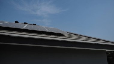 Fotovoltaik. Solarcell paneli. Bir yerleşim yerinin çatısında güneş enerjisi santrali. Çatıda voltaik paneller var. Fotovoltaik çatı. Güneş enerjisi konsepti. sürdürülebilir ve temiz güç.