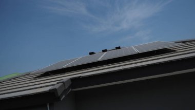 Fotovoltaik. Solarcell paneli. Bir yerleşim yerinin çatısında güneş enerjisi santrali. Çatıda voltaik paneller var. Fotovoltaik çatı. Güneş enerjisi konsepti. sürdürülebilir ve temiz güç.