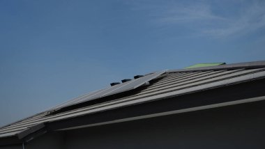 Fotovoltaik. Solarcell paneli. Bir yerleşim yerinin çatısında güneş enerjisi santrali. Çatıda voltaik paneller var. Fotovoltaik çatı. Güneş enerjisi konsepti. sürdürülebilir ve temiz güç.