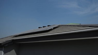 Fotovoltaik. Solarcell paneli. Bir yerleşim yerinin çatısında güneş enerjisi santrali. Çatıda voltaik paneller var. Fotovoltaik çatı. Güneş enerjisi konsepti. sürdürülebilir ve temiz güç.