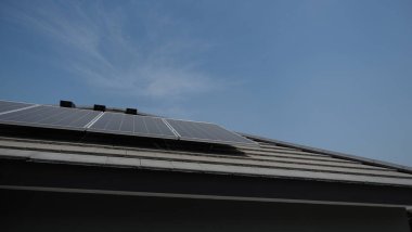 Fotovoltaik. Solarcell paneli. Bir yerleşim yerinin çatısında güneş enerjisi santrali. Çatıda voltaik paneller var. Fotovoltaik çatı. Güneş enerjisi konsepti. sürdürülebilir ve temiz güç.