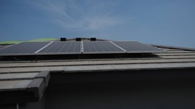 Fotovoltaik. Solarcell paneli. Bir yerleşim yerinin çatısında güneş enerjisi santrali. Çatıda voltaik paneller var. Fotovoltaik çatı. Güneş enerjisi konsepti. sürdürülebilir ve temiz güç.