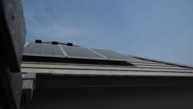 Fotovoltaik. Solarcell paneli. Bir yerleşim yerinin çatısında güneş enerjisi santrali. Çatıda voltaik paneller var. Fotovoltaik çatı. Güneş enerjisi konsepti. sürdürülebilir ve temiz güç.