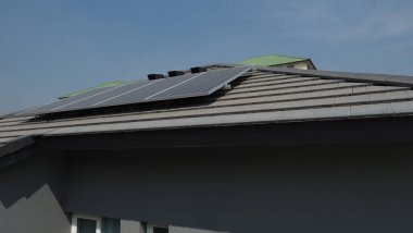 Fotovoltaik. Solarcell paneli. Bir yerleşim yerinin çatısında güneş enerjisi santrali. Çatıda voltaik paneller var. Fotovoltaik çatı. Güneş enerjisi konsepti. sürdürülebilir ve temiz güç.