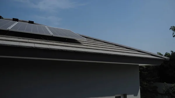 Photovoltaik Solarzellen Panel Solaranlage Auf Dem Dach Eines Wohnhauses Foto — Stockfoto