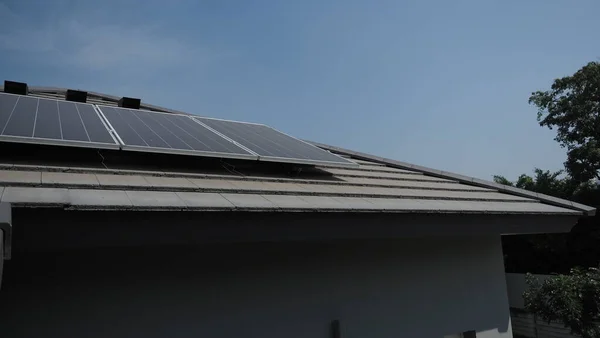 Фотоелектрика Панель Сонячних Батарей Електростанція Сонячного Даху Даху Житлового Будинку — стокове фото