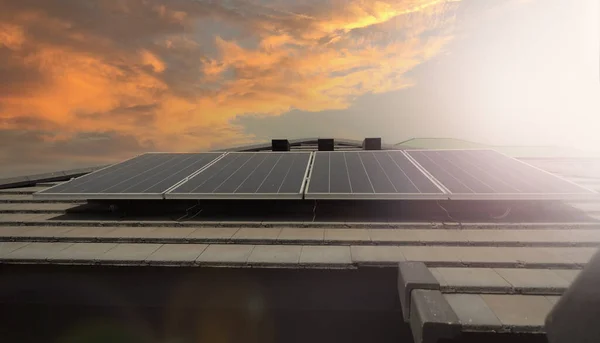 Fotovoltaiska Solcellspanel Solkraftverk Taket Till Ett Bostadshus Foto Voltaik Paneler — Stockfoto