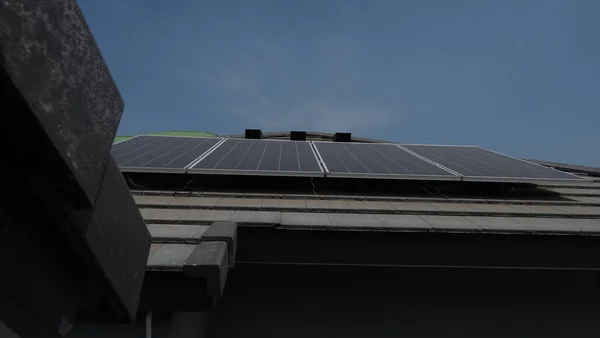 Fotowoltaiczne Panel Ogniw Słonecznych Słoneczna Elektrownia Dachowa Dachu Budynku Mieszkalnego — Zdjęcie stockowe