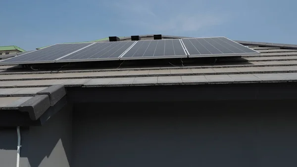 Fotovoltaiska Solcellspanel Solkraftverk Taket Till Ett Bostadshus Foto Voltaik Paneler — Stockfoto