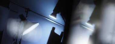 Film videosu ya da profesyonel fotoğraf çekimi için Stüdyo hafif ekipmanlarının bulanık görüntüleri. Ekranda görüntülenen görüntüler yansıtır. Video kaydı için Lights Stüdyosu tripoda. Yumuşak odak bulanık resimleri.