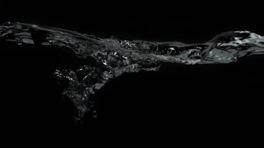 Soda su kabarcığı sıçrıyor ve yüzüyor. Işıl ışıl ve ferahlatıcı. Siyah BG 'de su yüzeyinde yüzen soda kabarcıklarını kapatın. Karbonatlı içecekler serinletici..