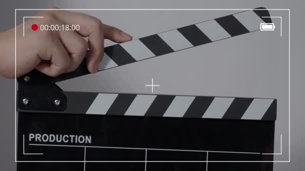 Klembord Close Hand Film Maken Clapperboard Geïsoleerd Achtergrond Studio Film — Stockvideo