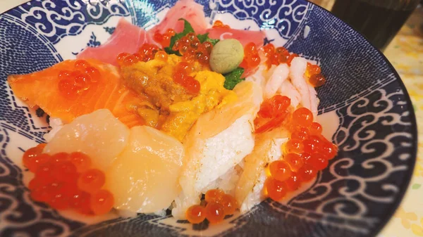 海鮮丼や海鮮丼 海鮮丼 生のおぐらウニや魚を丼に盛った海鮮丼などのイメージを閉じます 木のテーブルを上から見ると — ストック写真